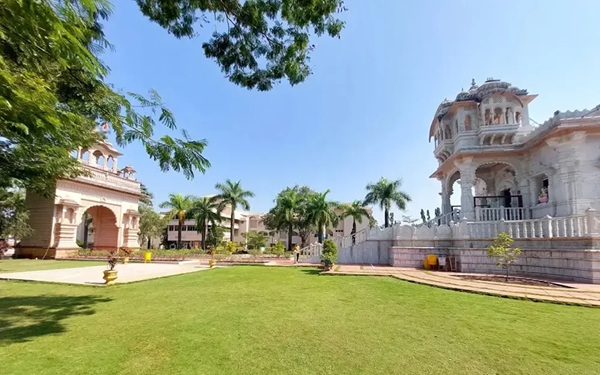 Shri Gajanan Maharaj Sansthan Trimbakeshwar entrance and accommodation near Trimbakeshwar Temple